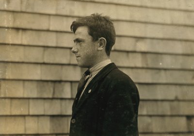 A 15 éves James Cooney, ír bevándorló a Massachusetts állambeli Fall Riverben... alkotó: Lewis Wickes Hine