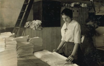 15 éves lány törülközőket hajtogat a Bonanno mosodában, Boston, Massachusetts alkotó: Lewis Wickes Hine