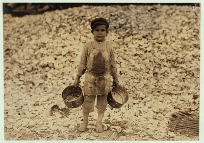 5 éves migráns garnélarákszedő Manuel egy halom osztrigahéj előtt, második éve dolgozik Dunbarban, Lopezben, Dukate Company, Biloxi, Mississippi, 1911 alkotó: Lewis Wickes Hine