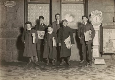 20:30. Újságárus fiúkból álló csoport az állomáson, Hartford, Connecticut. A legkisebb fiú 11 éves. alkotó: Lewis Wickes Hine