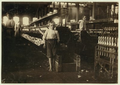 A 8 éves Leo, aki mindössze 1,5 méter magas, napi 15 centért szedi fel a bobinokat az Elk Cotton Millsben, Fayetteville, Tennessee, 1910. alkotó: Lewis Wickes Hine