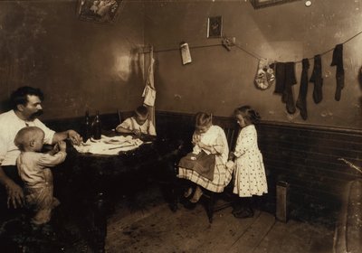 Annie Fedele horgolás közben a massachusettsi Sommerville-ben lévő bérházának konyhájában. alkotó: Lewis Wickes Hine