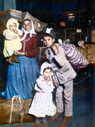 Egy olasz bevándorló család érkezése az egyesült államokbeli Ellis Island-re (New York) 1905-ben. alkotó: Lewis Wickes Hine