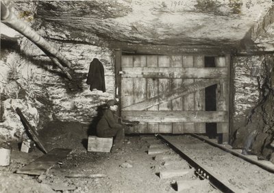 Fiú várja, hogy a szén átjöjjön alkotó: Lewis Wickes Hine