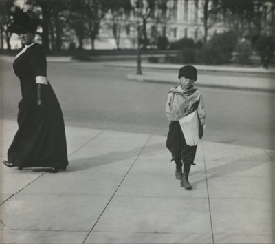 Újságot tartó fiú, Washington, D.C. alkotó: Lewis Wickes Hine