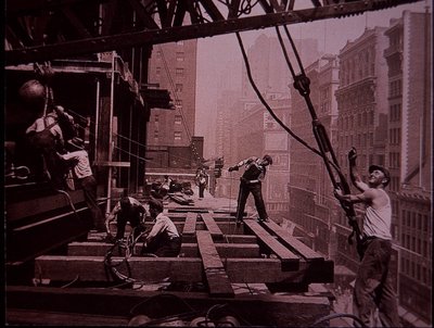 Az Empire State Building építés alatt áll, és egy emelőbanda dolgozik alkotó: Lewis Wickes Hine