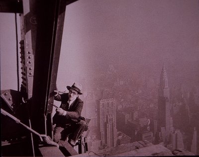 Az Empire State Building építés alatt áll, egy felügyelőt mutatva, aki ellenőrzi a munkát alkotó: Lewis Wickes Hine