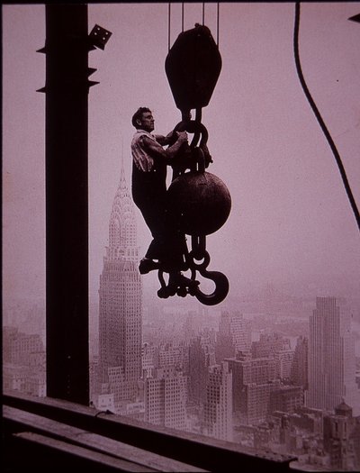 Építés alatt álló Empire State Building, amelyen a derrick legénységének tagja látható alkotó: Lewis Wickes Hine