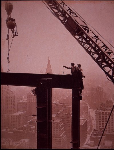 Építés alatt álló Empire State Building, amely az acéltartó elhelyezését mutatja alkotó: Lewis Wickes Hine