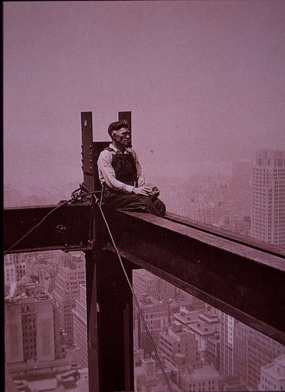 Az Empire State Building építés alatt áll, és a munkás szünetet tart alkotó: Lewis Wickes Hine