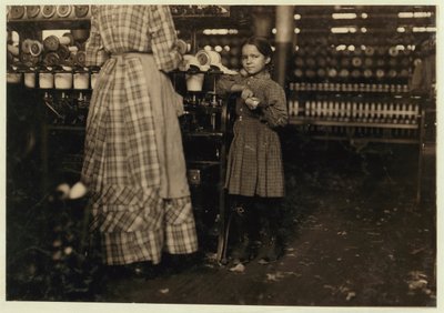 Fannie, 48 inches high, aged 7, one of 19 children helping her sister in Elk Mills, Fayetteville, Tennessee, 1910  alkotó: Lewis Wickes Hine