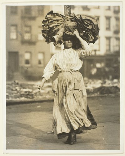 Első munka Amerikában, olasz bevándorló ruhákat hord a bérházba alkotó: Lewis Wickes Hine