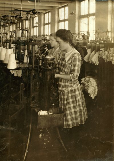 Lányok harisnyát készítenek a bostoni Ipswich Millsben, Massachusettsben alkotó: Lewis Wickes Hine