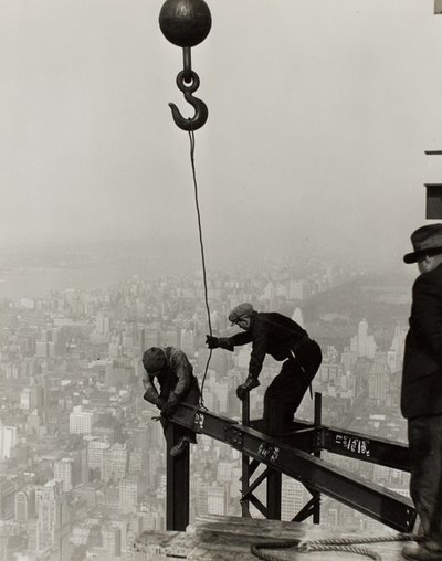 Magasan az Empire State Building tetején, New York. alkotó: Lewis Wickes Hine