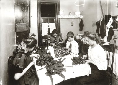 Otthoni munka (harisnyakötők készítése) alkotó: Lewis Wickes Hine