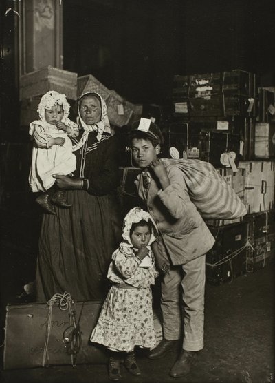 Olasz család keresi az elveszett poggyászt, Ellis-sziget alkotó: Lewis Wickes Hine