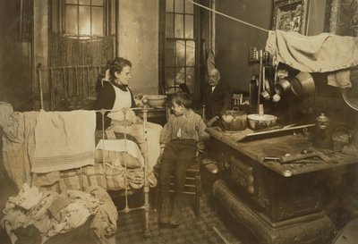 Jimmie Chinquanana „besorolás alatti” kategória, otthon, New Yorkban, a családi bolt mögött, 1913 alkotó: Lewis Wickes Hine