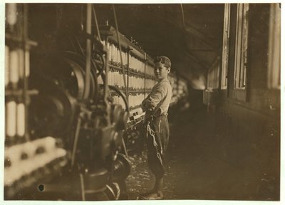 John Dempsey, 11 vagy 12 éves, szombati munkás a Jackson Mill öszvérfonójában, Fiskeville, Rhode Island, 1909 alkotó: Lewis Wickes Hine
