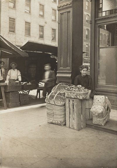 Lena Lochiavo - 11 éves, kosár- (és perec-)árus, a Sixth Street Marketen egy szalon bejárata előtt, Cincinnati, Ohio alkotó: Lewis Wickes Hine