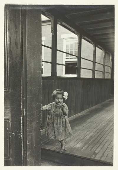 Kislány áll a galéria bejáratánál alkotó: Lewis Wickes Hine