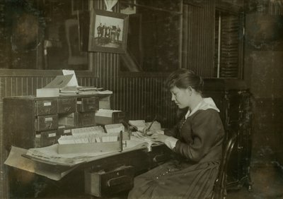 Malvina Amundsen, 15 éves irodai kislány az Eastern Talking Machine Co. vállalatnál, a bostoni Tremont Street 177-ben, Massachusetts államban. alkotó: Lewis Wickes Hine