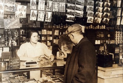 Mary Creed, 14 éves, szivart árul, 1930 körül alkotó: Lewis Wickes Hine
