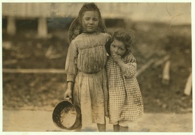 Maud és Grade Daly, 5 és 3 évesek, minden nap szednek egy-egy fazék garnélarákot a Peerless Oyster Company számára, Bay St. Louis, Mississippi, 1911 alkotó: Lewis Wickes Hine