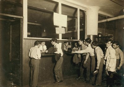 Hírvivő fiúk leadják egyenruhájukat a Postal Telegraph Co. New York-i főhivatalában. alkotó: Lewis Wickes Hine