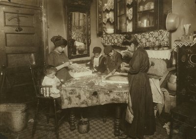 Mrs. Mette és gyermekei (Josephine 13, Nicholas 6 és Johnnie 8, akik összesen csak napi 40-50 centet keresnek) virágot készítenek egy koszos New York-i bérházban, 1911 alkotó: Lewis Wickes Hine