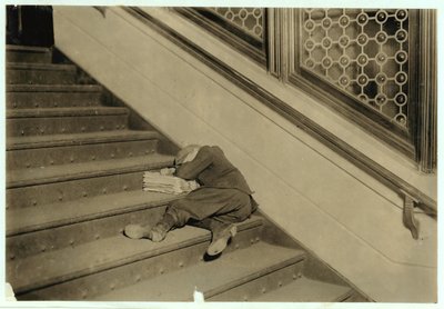 Hírlapíró alszik az újságjaival Jersey Cityben, New Jersey, 1912 alkotó: Lewis Wickes Hine