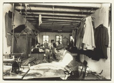 Old Time Garment Shop, New York City alkotó: Lewis Wickes Hine