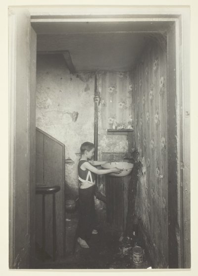 Egy csap egy emeletre. Régi idők bérháza New Yorkban alkotó: Lewis Wickes Hine