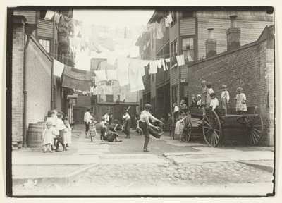 Játszótér egy malomfaluban (Playground in a Tenement Alley), Boston alkotó: Lewis Wickes Hine