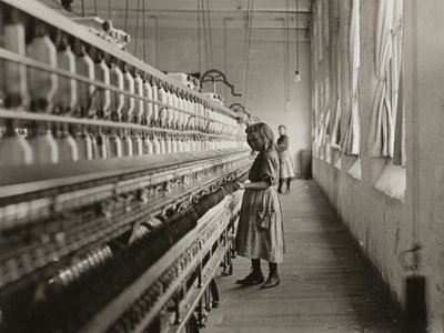 Sadie Pfeifer, egy gyapotgyári fonó, Lancaster, Dél-Karolina állam alkotó: Lewis Wickes Hine