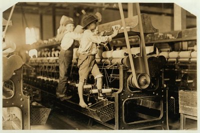 Kisfiúk felmásznak a forgó keretre, hogy megjavítsák a törött szálakat és kicseréljék az üres orsókat a Bibb Millben, Macon, Georgia, 1909 alkotó: Lewis Wickes Hine