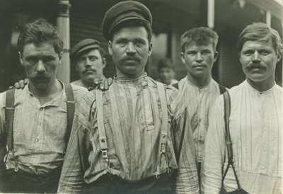 Steelworkers at Russian Panzió, Homestead, Pennsylvania, 1907-8 (zselatin ezüst nyomat) alkotó: Lewis Wickes Hine