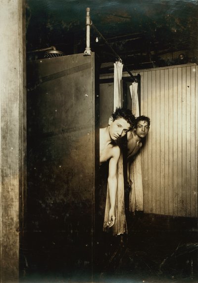 Távíró fiúk zuhanyzó fürdőkádakkal, Posta Tel. Co., Broadway, New York, 1910 alkotó: Lewis Wickes Hine