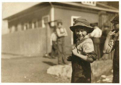 A tíz éves Charlie Foster, aki nem tud olvasni, állandó állása a Merrimack Mills-ben, Huntsville, Alabama, 1913 alkotó: Lewis Wickes Hine