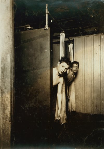 Két fiú zuhanyzik a Postal Telegraph Companynál, Broadway, New York City, New York, USA, 1910 körül (szépia fénykép) alkotó: Lewis Wickes Hine