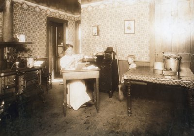 Nő, aki sörtéket helyez a fogkefébe a konyhájában, 1912 körül alkotó: Lewis Wickes Hine