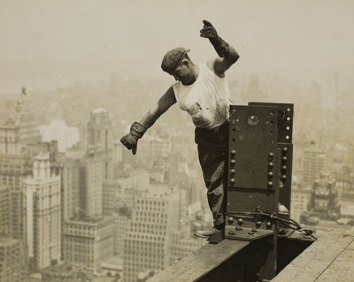 Munkás magas jelzést ad a fúrótorony legénységének alkotó: Lewis Wickes Hine