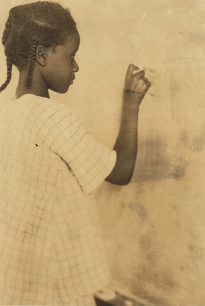 Fiatal lány ír palatáblára az osztályteremben, Pleasant Green School, Marlinton, Pocahontas County, West Virginia, USA, 1921 körül (szépia fotó) alkotó: Lewis Wickes Hine