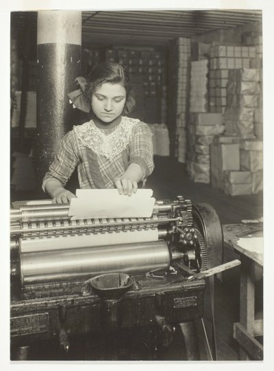 Fiatal munkás a papírdobozgyárban alkotó: Lewis Wickes Hine