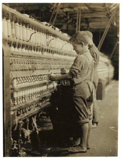 Fiatal dobók cserélik le a teli orsókat North Pownalban, Vermontban, 1910 alkotó: Lewis Wickes Hine