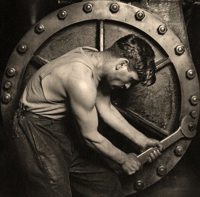 közelkép egy erőműszerelőről, aki gőzszivattyún dolgozik 1920 körül (fotó) alkotó: Lewis Wickes Hine