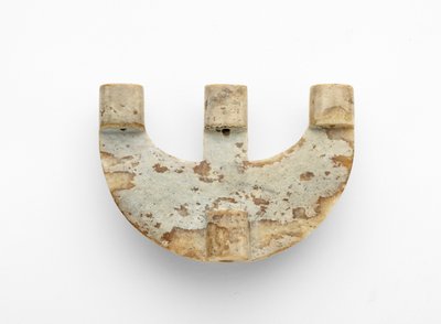 Ív alakú medál, kiegészített díszítéssel, Kr.e. 3300-2250 körül alkotó: Liangzhu culture