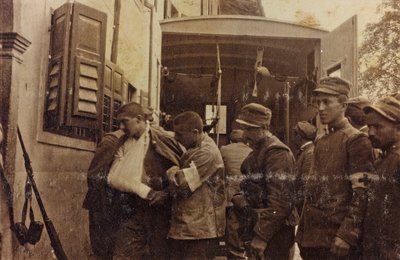 Mentőautó és sebesült katonák, első világháború (szépia nyomat) alkotó: Unbekannt Unbekannt
