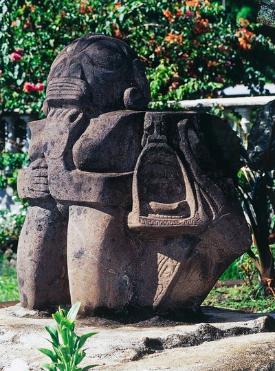 Antropomorf Tiki szobor, Papeete, Tahiti, Társadalom-szigetek, Windward-szigetek szigetvilága, Francia Polinézia (a Francia Köztársaság tengerentúli területe) alkotó: Unbekannt Unbekannt