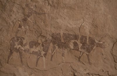 Szarvasmarha- és emberfigurák, Barlangfestmény, Oued in Djeran, Near Djanet, Tassili n