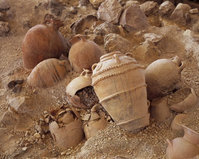Magas látószögű kilátás a sérült amforákról, Thera Akrotiri, Akrotiri, Santorini, Kükládok-szigetek, Dél-Égei-tenger, Görögország alkotó: Unbekannt Unbekannt